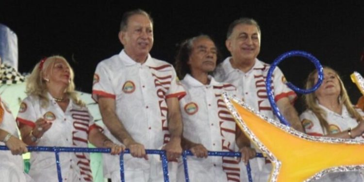 Tá nem vendo – Desembargador Elci Simões, é homenageado pela Império do Havaí