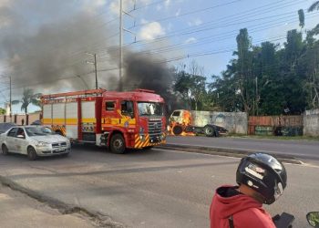 Veículo fica em chamas