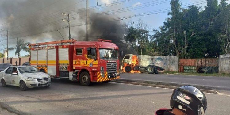 Veículo fica em chamas