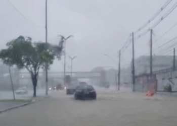 É muita água xixica – Manaus tem previsão de forte chuva, alerta Inmet.Constantino está alagada. Vídeo