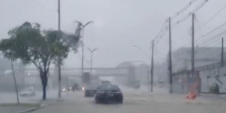 É muita água xixica – Manaus tem previsão de forte chuva, alerta Inmet.Constantino está alagada. Vídeo