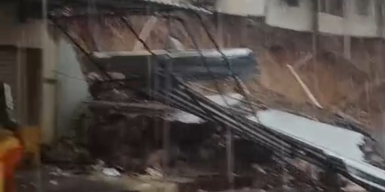 Desaba muro e cerca de três pessoas ficam feridas na Praça 14. Vídeo