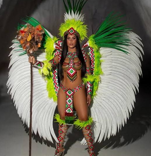Isabelle desfila na Sapucaí e esbanja beleza e carisma