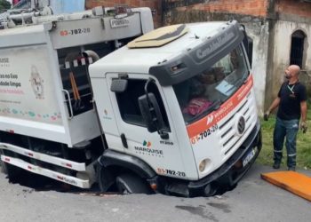 Cratera gulosa – Caminhão cai em buraco no Coroado