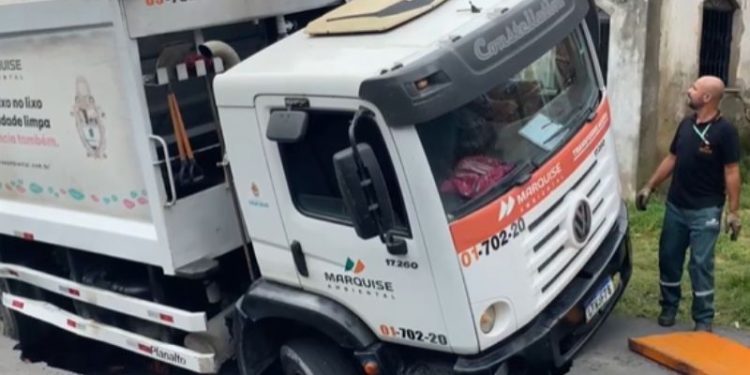 Cratera gulosa – Caminhão cai em buraco no Coroado