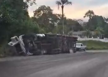 Tomba carreta na AM-010