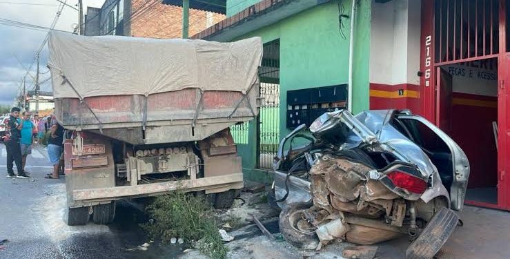 Prejuízo -Caçamba esmaga veículos na Cidade Nova