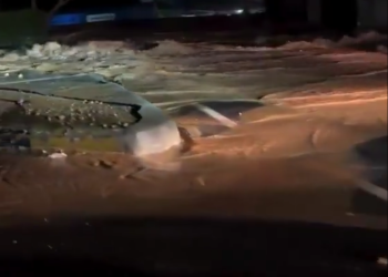 Rompe adutora na Av. Coronel Teixeira. Vídeo.