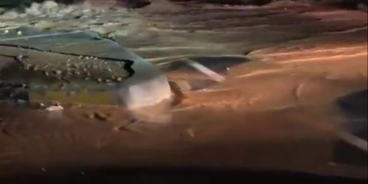 Rompe adutora na Av. Coronel Teixeira. Vídeo.