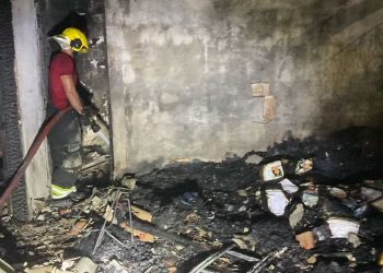 Incêndio em casa deixa idosa ferida na madruga desta segunda-feira (10)