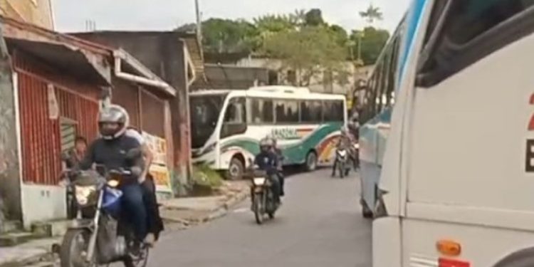 Prejuízo – Desgovernado carro invade residência na ZL