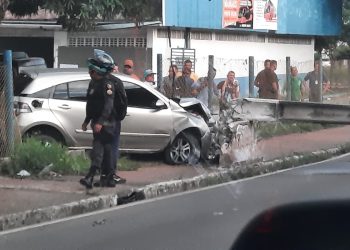 Via interditada – Poste é derrubado por carro na Djalma Batista