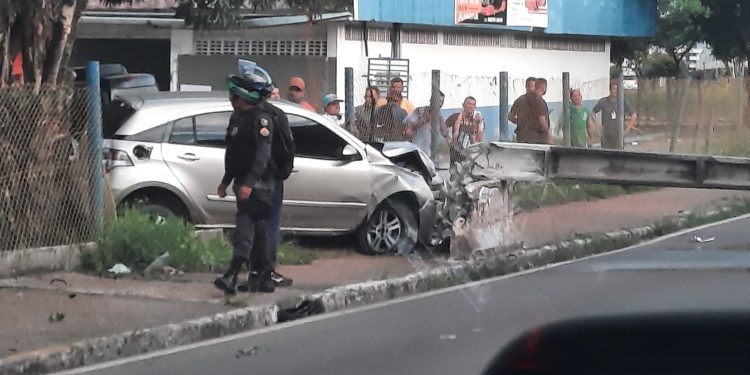 Via interditada – Poste é derrubado por carro na Djalma Batista