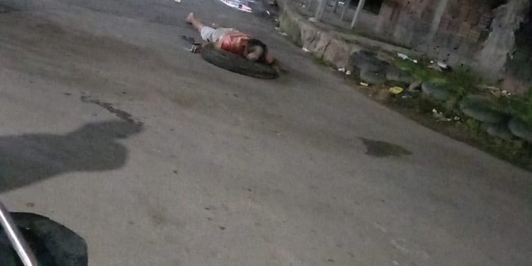 Cadáver é jogado no meio da rua no Jorge Texas