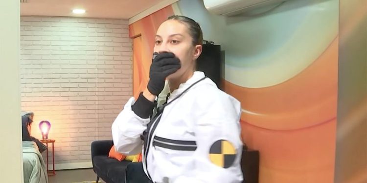 Renata está na casa de vidro em um shopping