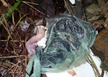 Bebê é encontrado morto dentro de saco de lixo