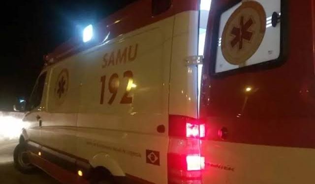 Motociclista fica ferido após colidir contra carro, no São José