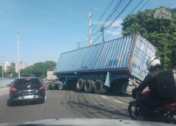 Tomba contêiner e Av. Efigênio Salles fica congestionada
