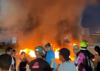 População revoltada! Moradores fazem manifestação por causa de alagamentos. Veja vídeo