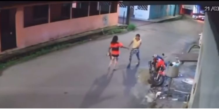 Mulher da facada no marido após ele pedir a separação. veja o vídeo