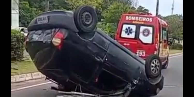 Carro fica estraçalhado após capotar na Av. do Turismo. Veja o vídeo.