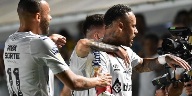 Santos vence e avança à semifinal do Paulistão
