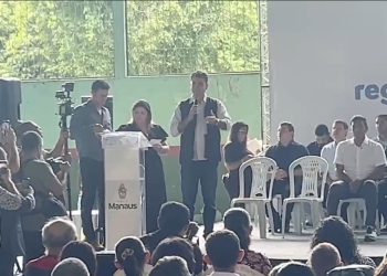 Prefeito David Almeida entrega mil registros de imóveis a famílias beneficiadas do Zumbi dos Palmares