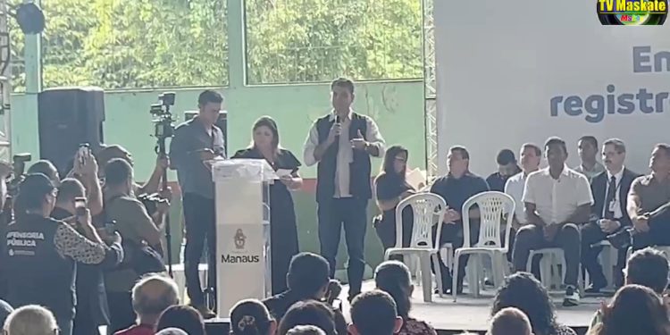Prefeito David Almeida entrega mil registros de imóveis a famílias beneficiadas do Zumbi dos Palmares