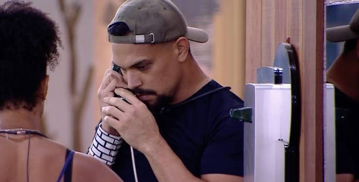 BBB25: Vinícius atende Big Fone e indica Eva e Maike ao Paredão
