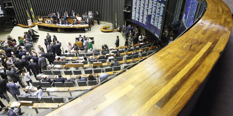 Dilema Federal – Câmara não sabe se aumenta ou ajusta número de deputados