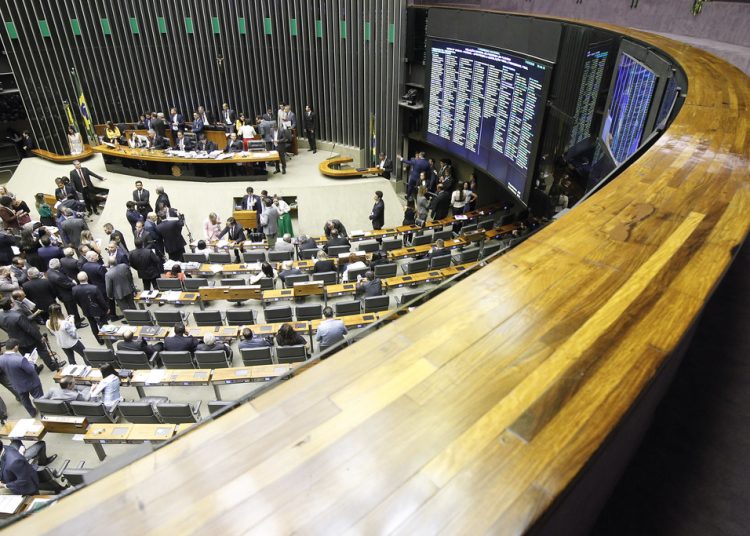 Dilema Federal – Câmara não sabe se aumenta ou ajusta número de deputados