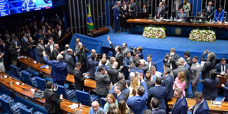 Cotão da alegria – Senadores aprovam novo reajuste e cota mensal chega a R$ 46,4 mil