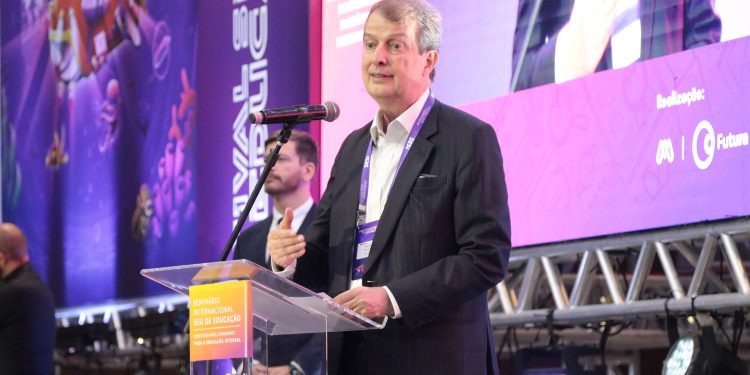 Cenário digital desafia educação – brasileira, avalia Rafael Lucchesi