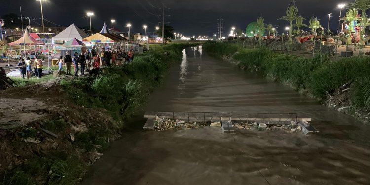 Cadáver é encontrado boiando em igarapé na Zona Leste de Manaus, veja o vídeo