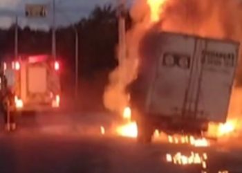 Fogo em caminhão causa congestionamento na Av. do Turismo. Veja o vídeo