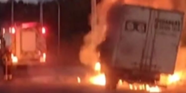 Fogo em caminhão causa congestionamento na Av. do Turismo. Veja o vídeo