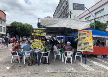 Feirinha de Artesanato do Centro movimenta a manhã chuvosa de domingo