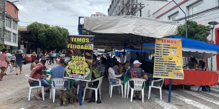 Feirinha de Artesanato do Centro movimenta a manhã chuvosa de domingo