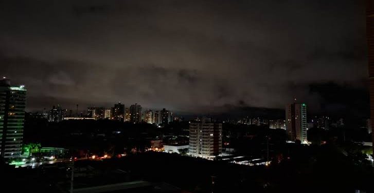 Apagão deixa Manaus no breu