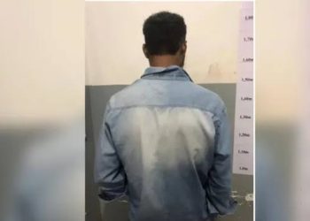 Após sentir cutucadas no ânus, homem destrói casa de macumbeiro