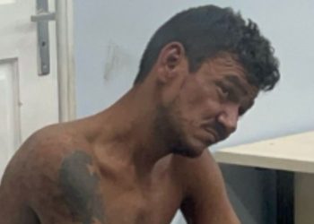 Endemoniado tenta quebrar viatura da 6ª Cicom e acaba algemado em Manaus