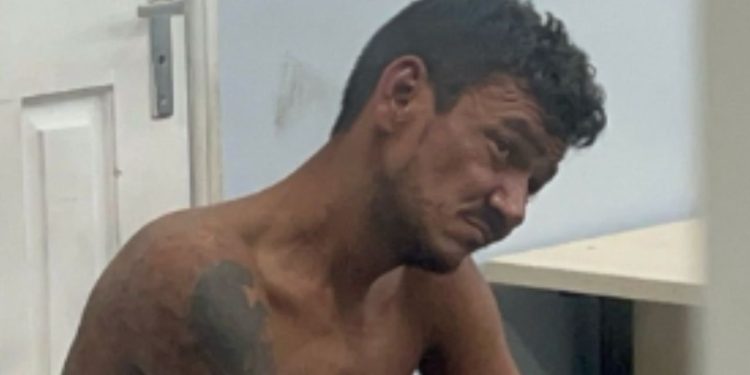 Endemoniado tenta quebrar viatura da 6ª Cicom e acaba algemado em Manaus