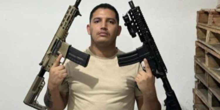 Em carro de luxo, playboy é preso com farda da polícia e munição na Ponta Negra