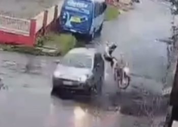 Em cruzamento, motociclista e garupa 'voam' após colisão com carro em Manaus