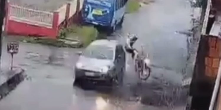 Em cruzamento, motociclista e garupa 'voam' após colisão com carro em Manaus