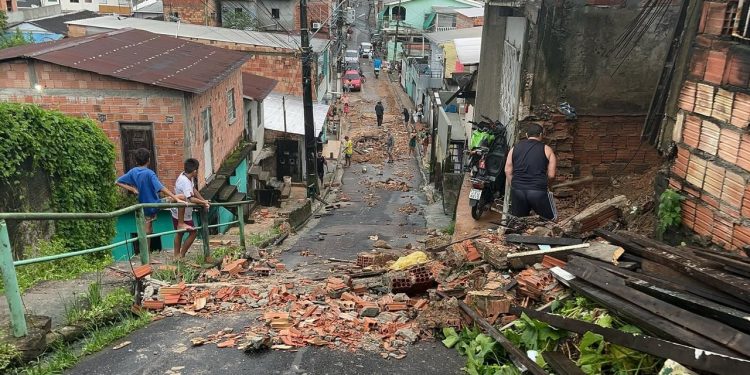 Durante a chuva, muro construído sobre bueiro cede e deixa rua da Redenção tomada por entulho