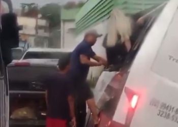 Trabalhador não tem um dia de paz – Rota tomba e passageiros saem pela janela. Vídeo