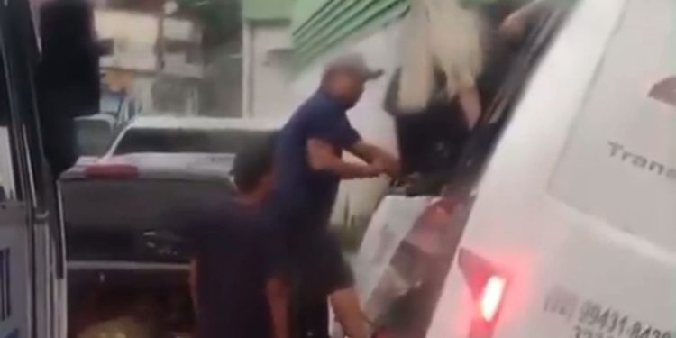 Trabalhador não tem um dia de paz – Rota tomba e passageiros saem pela janela. Vídeo