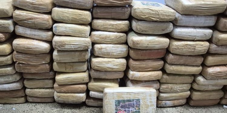 Caixas com 138 quilos de drogas foram encontradas escondidas em igreja no Zumbi