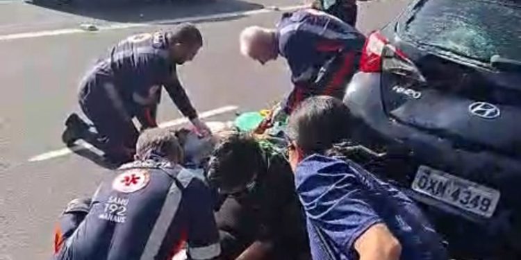 Colisão deixa dois feridos na Av. das Torres. Veja o vídeo